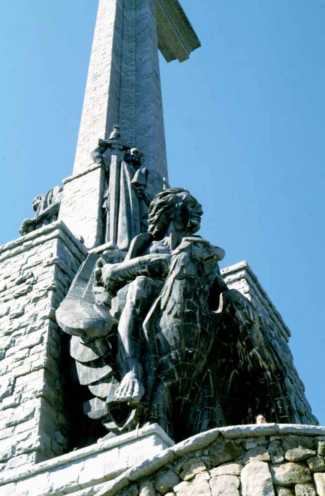 114 - Comunidad de Madrid - San Lorenzo del Escorial - Valle de Los Caidos - cruz y escultura - 1977